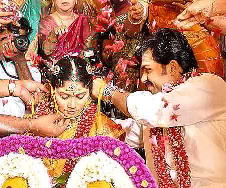 Karthi ties the Mangalasutra (Express Photo by J Manohar).