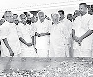 Devaswom Minister Kadannappally Ramachandran and Opposition Leader Oommen Chandy at the Mannam  Samadhi  at Perunna on Saturday| Express Photo.