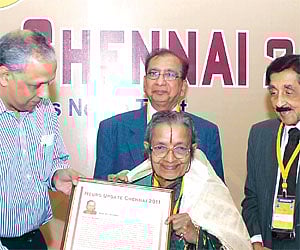 Manoj Kumar Sonthalia, chairman and MD of The New Indian Express Group felicitating Prof T S Kanaka, with the Lifetime Achievement Award in the city.