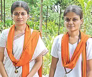 Krishneswari ‘Nithyapreethananda’ and Chitreswari ‘Nithyapravanananda.