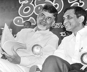 td P chief N Cchandrababu Naidu sharing a light moment with Llok Satta president Jjayaprakash Narayan at the national farmers conference in Ttirupati