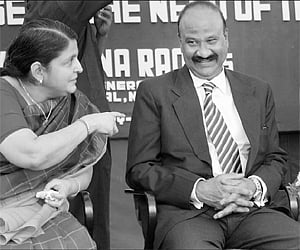 Aruna Vyas, wife of late KS Vyas, having a word with MV Krishna Rao, DG, SSB, New Delhi (centre) and former DIG HJ Dora at the 14th Vyas Memorial lect