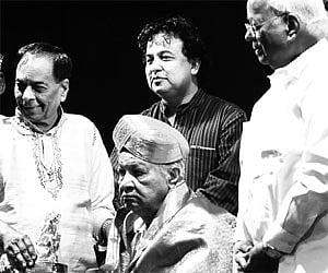 Pandit Hariprasad Chourasia being fecilitated by Balamurali Krishna. Nalli Kuppusamy Chetty is also seen.
