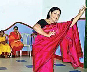 Kshemavathy teaching at the centre. Mini (second from left) is also seen.