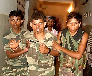 'Naxals slit CRPF men's throats, smashed heads'