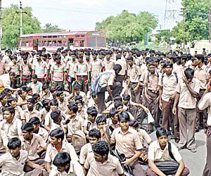 VENTING OUT: Students of Elumalai Polytechnic in Villupuram stage a road blockade to protest the killing of D Prabhakaran, (inset) who was beaten blac