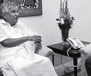 Chief Minister Oommen Chandy and Planning Commission Deputy Chairman Montek Singh Ahluwalia at a meeting to finalise the annual plan of the state in N