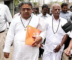 Nithya Sarvananda on his way to the CoP office to file a complaint against Sun TV for telecasting morphed video clippings of Nithyananda. (EPS)