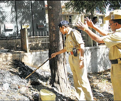 Police inspecting the spot where Rajeshwari, a woman pourakarmika was electrocuted in Jayanagar III Block in Bangalore on Saturday