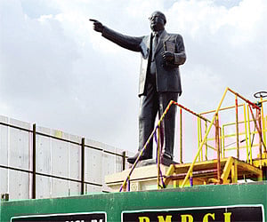 Socialist Janata (Democratic) leader M P Veerendrakumar with KM Mani, Oommen Chandy and Ramesh Chennithala|Express Photo.