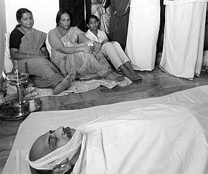 Union Minister of State for Home Affairs Mullappally Ramachandran and DCC president K C Abu paying homage to A Sujanapal at his residence in Kozhikode