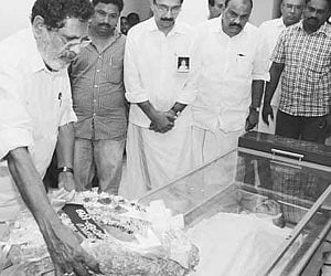 Speaker G Karthikeyan paying floral tributes to the late T Damodaran, when the latter’s body was kept at his residence in Kozhikode on Wednesday.