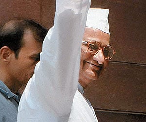 Social activist Anna Hazare (PTI file photo)/ Yoga guru Baba Ramdev (Ravi Choudhary)