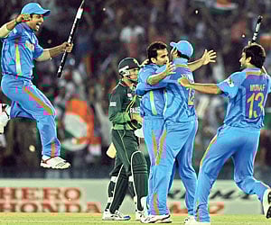 THAT’S IT: Suresh Raina (left), Zaheer Khan (2nd left), Yuvraj Singh (3rd left) and Munaf Patel celebrate India’s semifinal win over Pakistan.