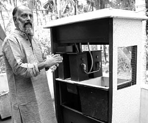 EC Thomas with his device to disrupt mosquito breeding| Express Photo by Rajeev Prasad.