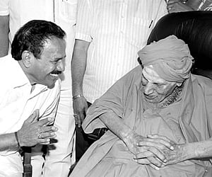 CM D V Sadananda Gowda calling on Siddaganga mutt pontiff Dr Shivakumara Swamiji | Express Photo