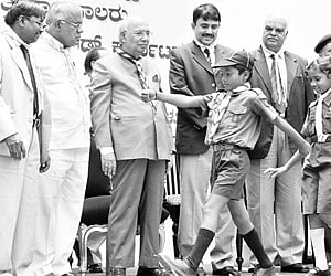 The Cubs and Bulbuls walk away with pride after receiving awards from Hansraj Bhardwaj, Governor of Karnataka