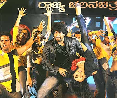 Yash performs at the Karnataka State Film Awards ceremony 2008-09| Nagesh Polali.