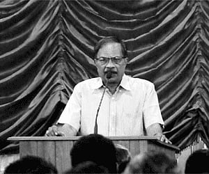 M T Vasudevan Nair speaking at the inaugural session of the sixth edition of the Kozhikodan Drama Festival at the Town Hall in Kozhikode on Thursday.