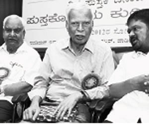 Poet Sumatheendra Nadig, Kannada Book Authority  chairman Siddalingaiah and president of Karnataka  Publishers’ Association Ramakant Joshi | EPS