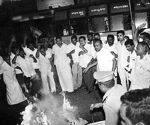 Tamil Nadu Congress Committee cadre burning the effigies of Ghulam Nabi Azad, Vayalar Ravi and Thangkabalu | ENS