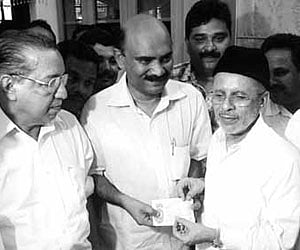 M Rahmathulla (left) with Muslim League president Syed Hyderali Shihab Thangal at Panakkad after accepting the Muslim League membership in Malappuram