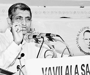 Lok Satta Party MLA Jayaprakash Narayan delivering the Vavilala Gopalakrishnayya Memorial Lecture in Hyderabad on Sunday. | EPS