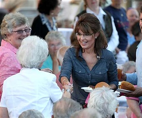 Bomb blast rocks Karachi