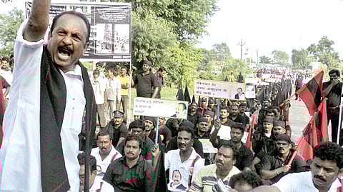 Vaiko stages fast on highway as cops block his entry into MP