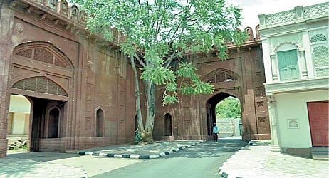 Hyderabad's Ramoji Film City continues to draw tamil film makers