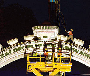 Officials weigh Anna Arch options