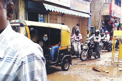 Kilari road, a trying time for commuters, pedestrians alike
