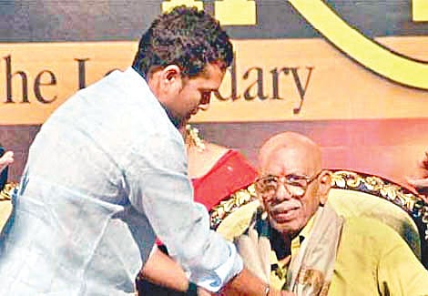 Coach accepts Sachin invite for last test