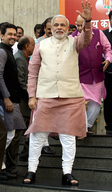 Rajnath gives special welcome to Modi at BJP meet