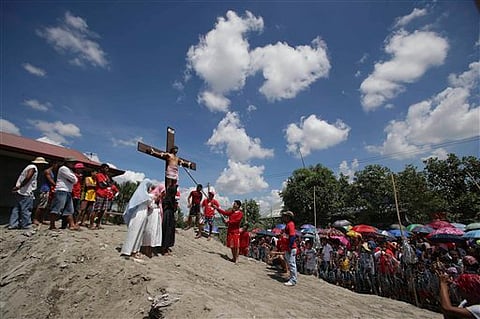 Filipino devotees reenact crucifixion of Christ