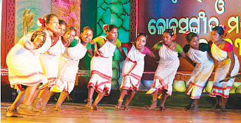 Art connoisseurs in for folk dance, musical treat