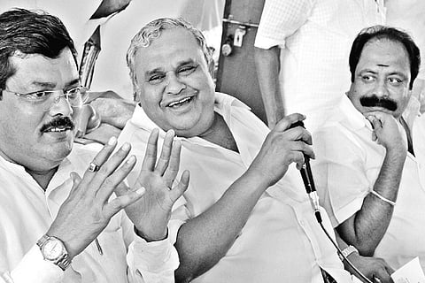 Wasnik gets a taste of factionalism in TNCC's meeting