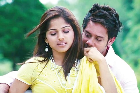 Ainthu Ainthu Ainthu: A loosely etched thriller