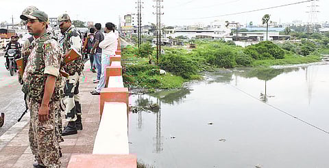 Baby slips from father's arms, falls into Musi