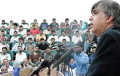 DU sops to sway teachers' polls