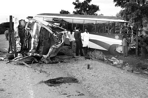 9 dead, 17 injured in Gulbarga, Chitradurga accidents