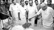 Leaders, general public throng to get a last glimpse of 'Asan'