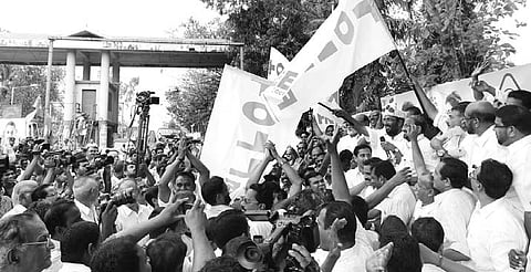 Toll Booths at Mattanchery BOT Bridge Closed