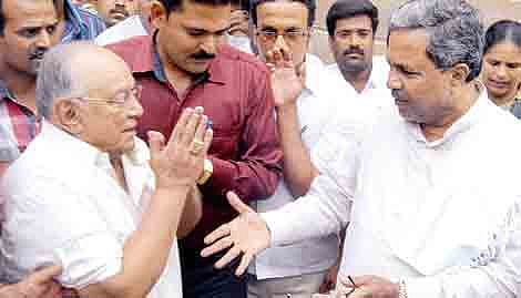 Master Hirannaiah Abuses Siddaramaiah, Later Apologises
