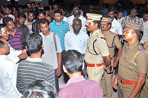 Drama Over, DMK Men Beat up Mediapersons