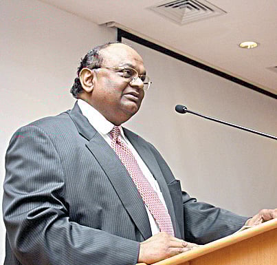 Former med varsity VC, quells 2ooo bone cancers