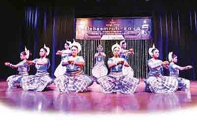 Disciples Offer Tribute