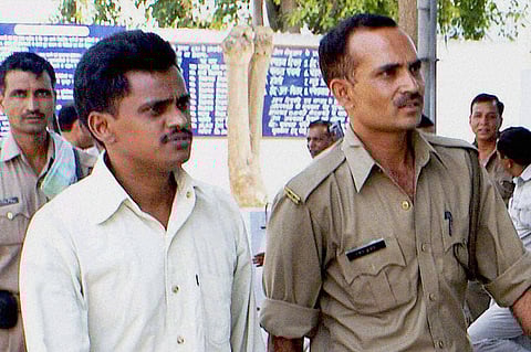 Surendra Koli, convicted in Nithari Aarti murder and rape case, being taken to a CBI court from Dasna Jail in Ghaziabad | PTI/File photo
