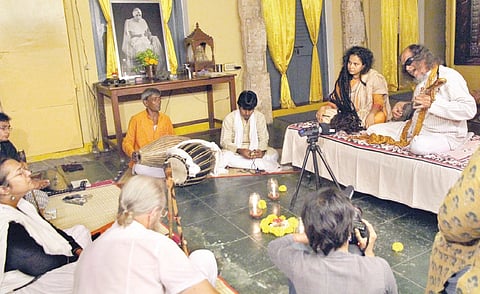 Bangladeshi Baul Maestro Strikes Right Chord with UT