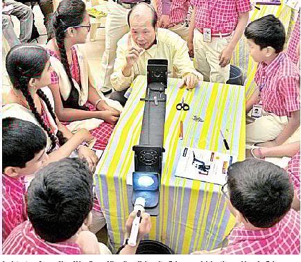 Taiwan Professor’s Microscope Demo a Hit with Kids